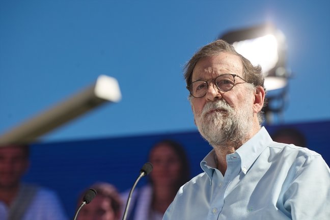 El expresidente del Gobierno Mariano Rajoy interviene durante la manifestación organizada por el PP. / JESÚS HELLÍN
