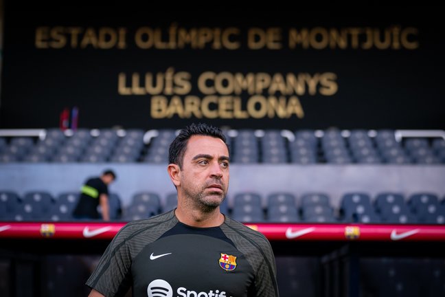 El entrenador del FC Barcelona, Xavi Hernández, en el Estadi Olímpic Lluís Companys. / ALERTA