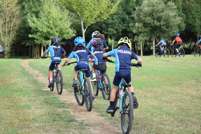 Jóvenes participantes en las actividades practican mountain bike. / Alerta