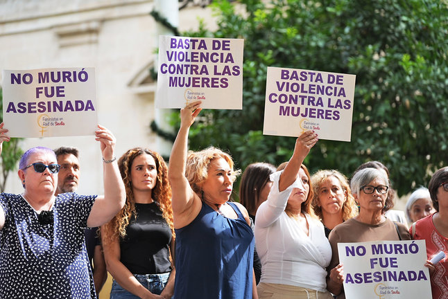 Minuto de silencio por crímenes de violencia machista. / María José López