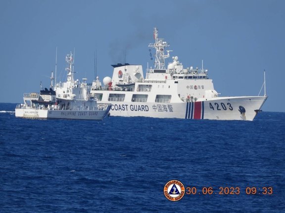 Aproximación de un barco chino a una patrulla de la Guardia Costera de Filipinas. / ALERTA