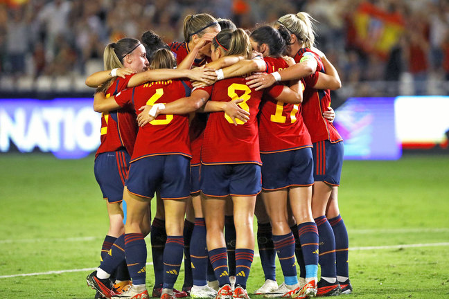Las jugadoras de la selección española celebran tras marcar el 1-0 durante el encuentro de la UEFA Liga de las Naciones entre España y Suiza, este martes en el Estadio Nuevo Arcángel en Córdoba.