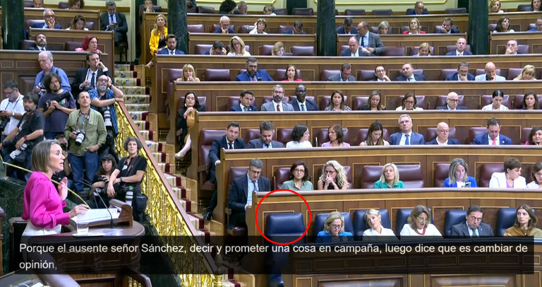 La portavoz del grupo parlamentario popular Cuca Gamarra frente al escaño de Pedro Sánchez, ausente durante toda la jornada, hasta la última hora, a su llegada a las 12:30h al hemiciclo.