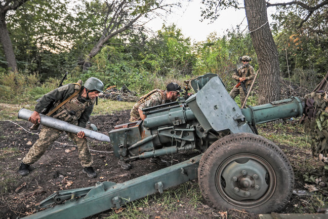 Soldados ucranianos cargando artillería para prender fuego en dirección a Rusia. / Aziz Karimov
Europa Press/Contacto/Aziz Karimov
20/9/2023