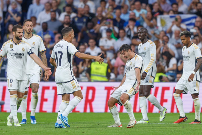 El centrocampista del Real Madrid, Brahim Díaz (d), celebra con sus compañeros el primer gol del equipo madridista. / RODRIGO JIMÉNEZ