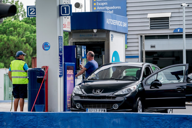 Un hombre echa carburante a su vehículo en una estación de servicio. / A.Pérez Meca