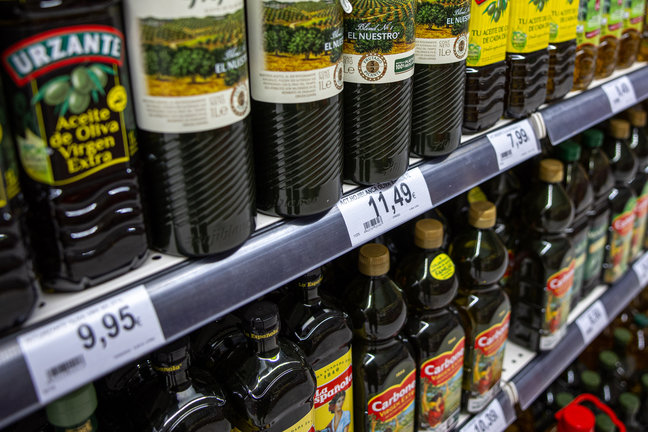 Vista del precio del aceite de oliva en un mercado de Madrid este jueves. EFE/ Daniel González