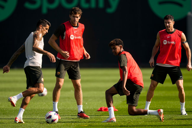 Los jugadores del FC Barcelona durante el entrenamiento. / ENRIC FONTCUBERTA