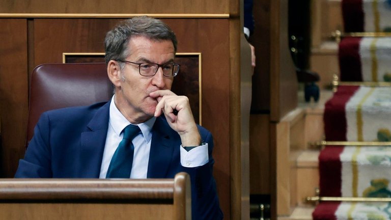 Alberto Núñez Feijóo minutos antes de la segunda votación de su investidura. | EFE