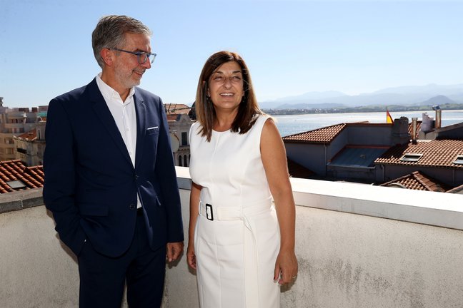 La presidenta de Cantabria, María José Sáenz de Buruaga, y el nuevo presidente de la Autoridad Portuaria de Santander, César Díaz. / ALERTA