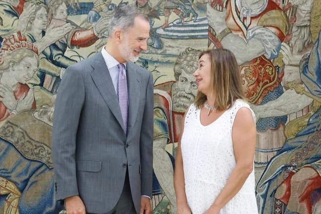 El Rey Felipe VI con la presidenta del Congreso, Francina Armengol. / ALERTA