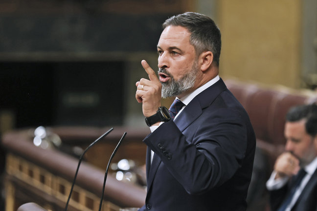 El líder de Vox, Santiago Abascal interviene en el debate previo a la segunda votación de la investidura de Alberto Núñez Feijóo este viernes en el Congreso. / Juan Carlos Hidalgo
