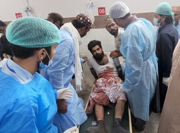 Un hombre recibe tratamientos en el hospital de Quetta, en Pakistán, este viernes tras la explosión de bomba suicida en una mezquita en Mastung. / EFE