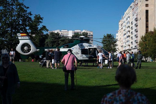 Varias personas visitan los helicópteros de la Guardia Civil durante la inauguración de la exposición 50 Aniversario de la creación del Servicio Aéreo de la Guardia Civil. / Pedro Puente Hoyos