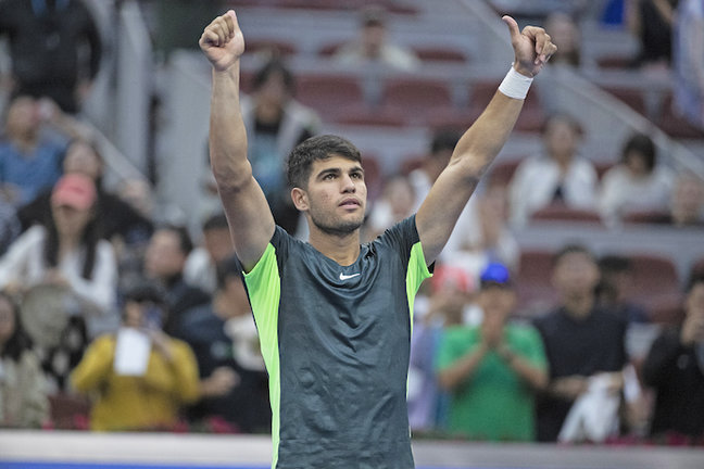 Beijing (China), 01/10/2023.- Carlos Alcaraz of Spain celebrates his victory over Lorenzo Musetti of Italy after their second round match at the China Open tennis tournament, in Beijing, China, 01 October 2023. (Tenis, Italia, España) EFE/EPA/ANDRES MARTINEZ CASARES
