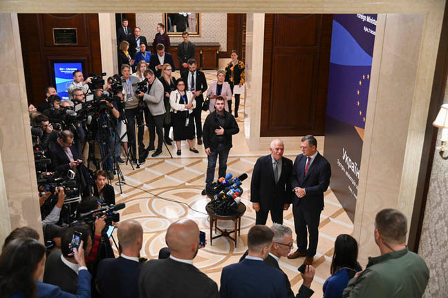El ministro de Exteriores ucraniano, Dmytro Kuleba (d), y el alto representante de la Política Exterior de la Unión Europea, Josep Borrell (2-d). / efe