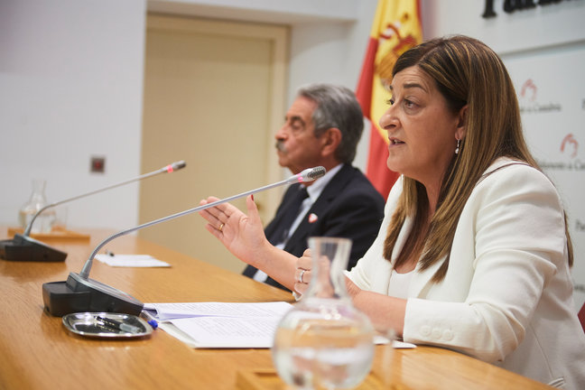 La presidenta del Partido Popular de Cantabria, María José Sáenz de Buruaga, y el expresidente, Miguel Ángel Revilla. / Alerta