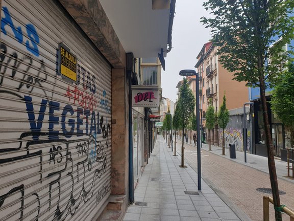 Una calle de Santander con un comercio cerrado. /ALERTA