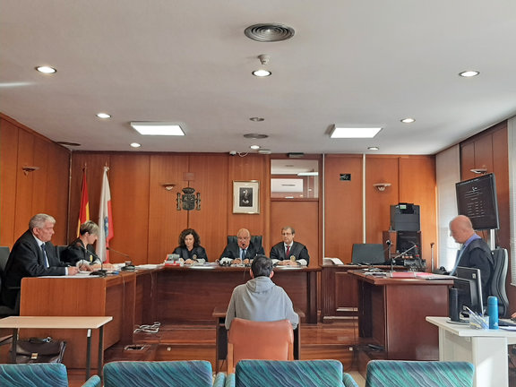 El interior de una sala de juicios en la Audiencia Provincial de Cantabria. / ALERTA