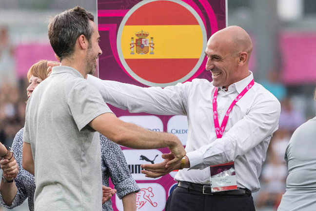El expresidente de la Federación Española de Fútbol, Luis Rubiales (d), celebra con el exentrenador del equipo español, Jorge Vilda. EFE/Alessandro Della Valle