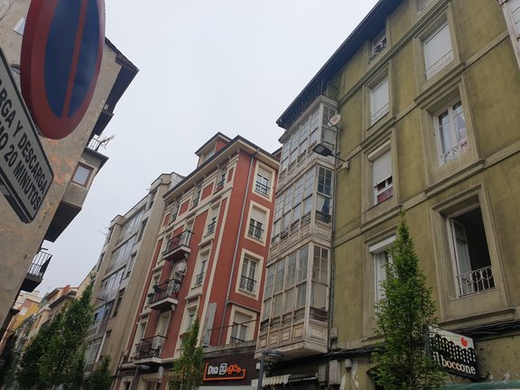 Conjunto de viviendas en una calle de Santander. / Alerta