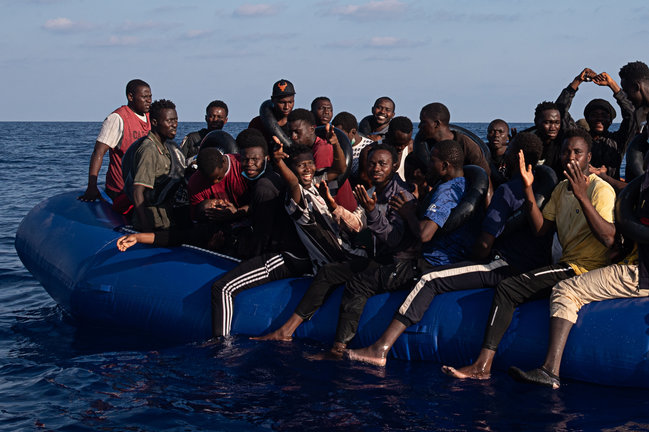 Un grupo de migrantes en un bote cerca de las costas de Libia.