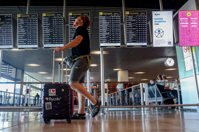 Un hombre con una maleta en el aeropuerto Adolfo Suárez-Madrid Barajas