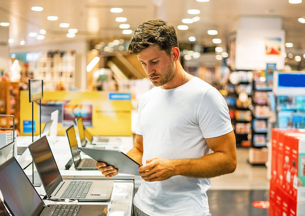 Un hombre observando aparatos electrónicos en una tienda. / FECE
04/10/2023