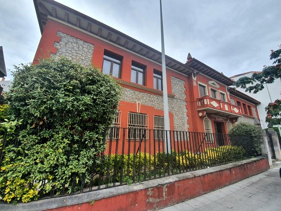 Edificio de la antigua sede de la Cámara de Comercio en la Plaza de La Llama de Torrelavega. / Alerta