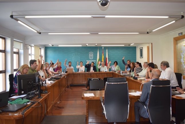 Votación durante el pleno del Ayuntamiento de Piélagos.