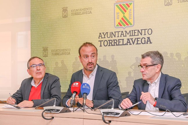 El alcalde, Javier López Estrada, presenta los presupuestos junto a los concejales José Manuel Cruz Viadero y Pedro Pérez Noriega. / Alerta
