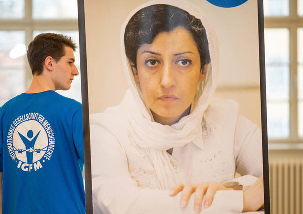 Un retrato de la activista iraní Narges Mohammadi (d), en Weimar (Alemania). Nobel de Paz 2023. EFE/UG