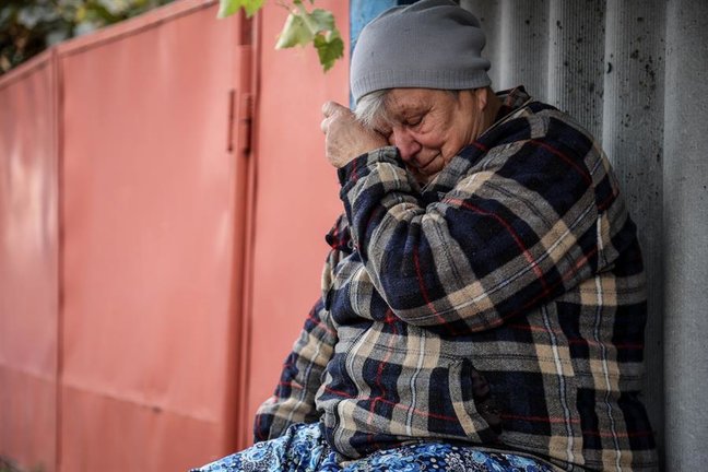 Una residente llora junto a su casa dos días después de que un bombardeo ruso alcanzara su aldea, en la región de Jarkov. EFE / YAKIV LIASHENKO