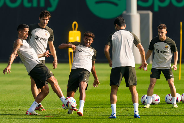 Los jugadores del Barcelona durante el entrenamiento. / ALERTA