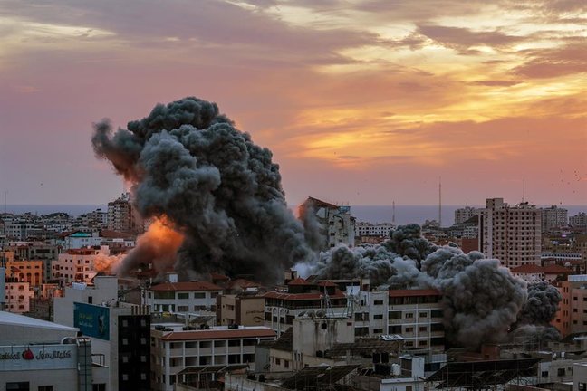 El humo se eleva después de que aviones de combate israelíes atacaran la torre Palestina en la ciudad de Gaza, el 7 de octubre de 2023. A principios de este mismo sábado, se lanzaron andanadas de cohetes desde la Franja de Gaza en un ataque sorpresa contra Israel reivindicado por el movimiento islamista Hamás. En una declaración televisada, el primer ministro israelí dijo que el país está en guerra. EFE/ Mohammed Saber