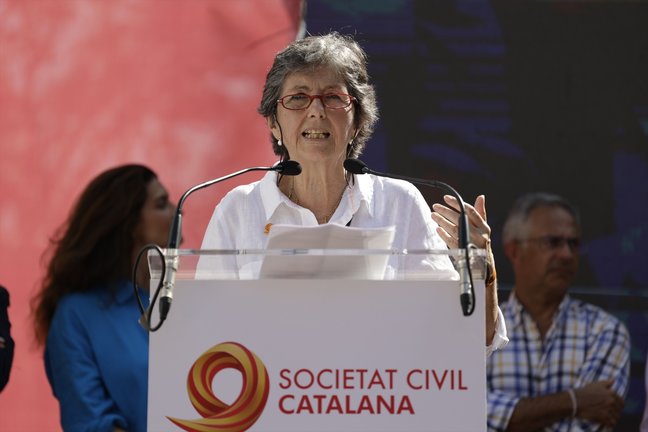 La presidenta de la Sociedad Civil Catalana, Elda Mata, interviene durante una manifestación de SCC contra la amnistía. EP / Kike Rincón