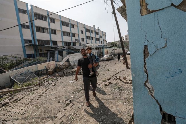 Un hombre camina en una escuela destruida en Gaza. EFE / MOHAMMED SABER