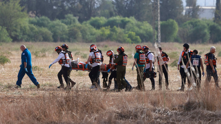 Evacuación de heridos en las cercanías de la ciudad israelí de Sderot. | Menahem Kahana (Europa Press)