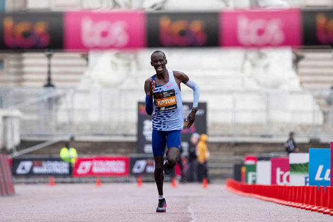 El fondista keniano Kelvin Kiptum al ganar el maratón de Londres (Reino Unido). EFE/Tolga Akmen