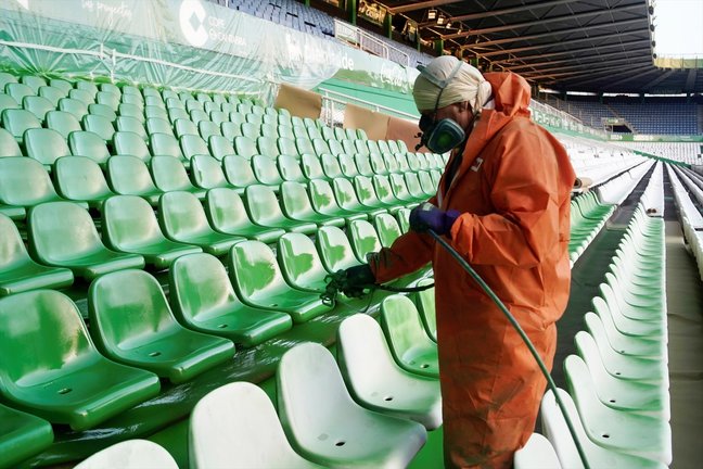 Un hombre pintado de asientos de los Campos de Sport. / Alerta