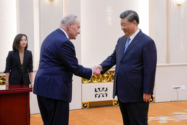 Chuck Schumer and Xi Jinping después de la reunión celebrada en Pekín. / aee