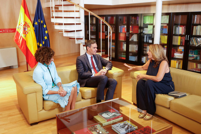 Reunión del presidente del Gobierno en funciones, Pedro Sánchez, con la diputada de Coalición Canaria, Cristina Valido (d). / Javier Lizón