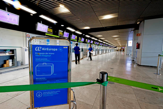 Vista de los mostradores de facturación de Air Europa en el aeropuerto de Barajas en Madrid. EFE/ Javier Lizón
