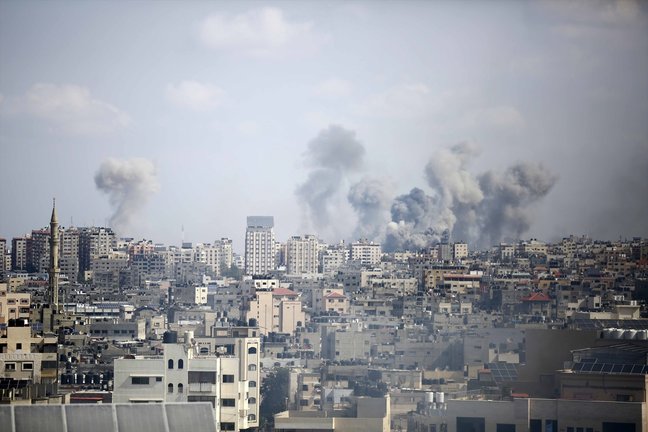 Columnas de humo por bombardeos de Israel contra la Franja de Gaza