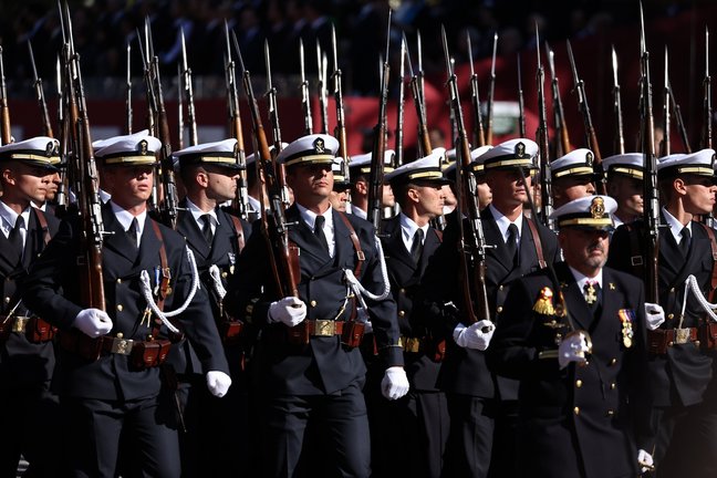 Guardiamarinas de la Armada desfilan durante el acto solemne de homenaje a la bandera nacional y desfile militar en el Día de la Hispanidad
