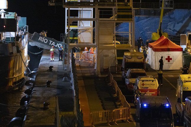 La patrullera de la Guardia Civil Río Tajo a su llegada al Muelle los cristianos con 371 nuevos migrantes, anoche