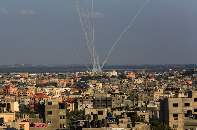 hamás tira cohetes a Israel desde la Franja de Gaza