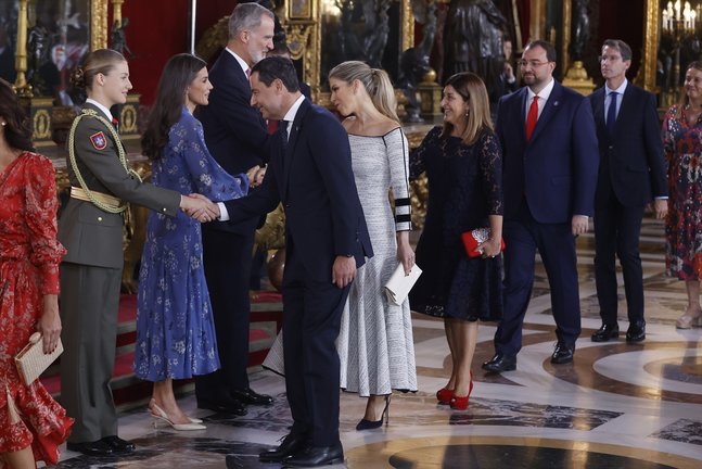 La presidenta de Cantabria, María José Saénz de Buruaga, saluda al rey Felipe durante la recepción oficial después del desfile del Día de la Fiesta Nacional