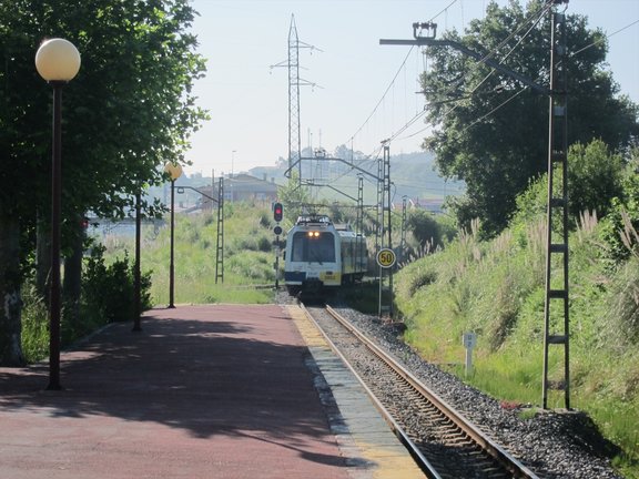 Un tren de cercanías llegando a la estación de Orejo