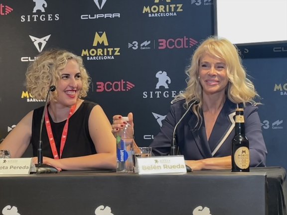 La directora Carlota Pereda y la actriz Belén Rueda en la presentación de 'La ermita' en el Festival de Sitges